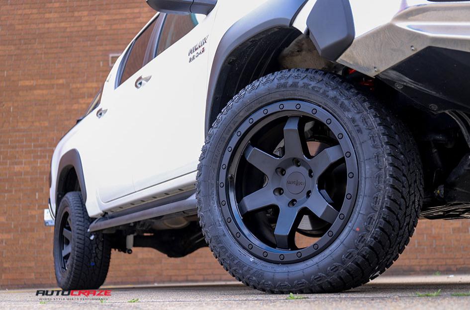 TOYOTA-HILUX-4WD-SIX-MATTE-BLACK-FACE-WITH-GLOSS-BLACK-WINDOWS